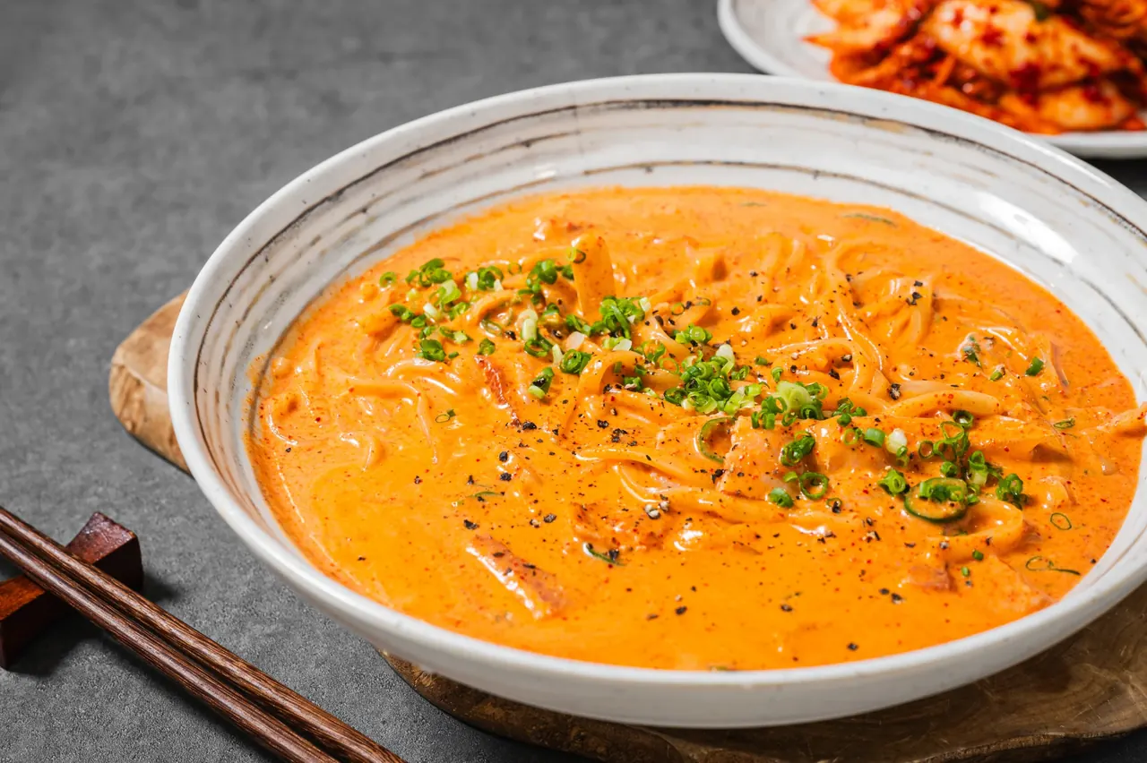 주황빛 크림 칼국수