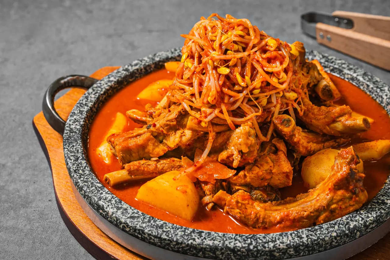 돌판 냄비에 담긴 매운 등갈비찜