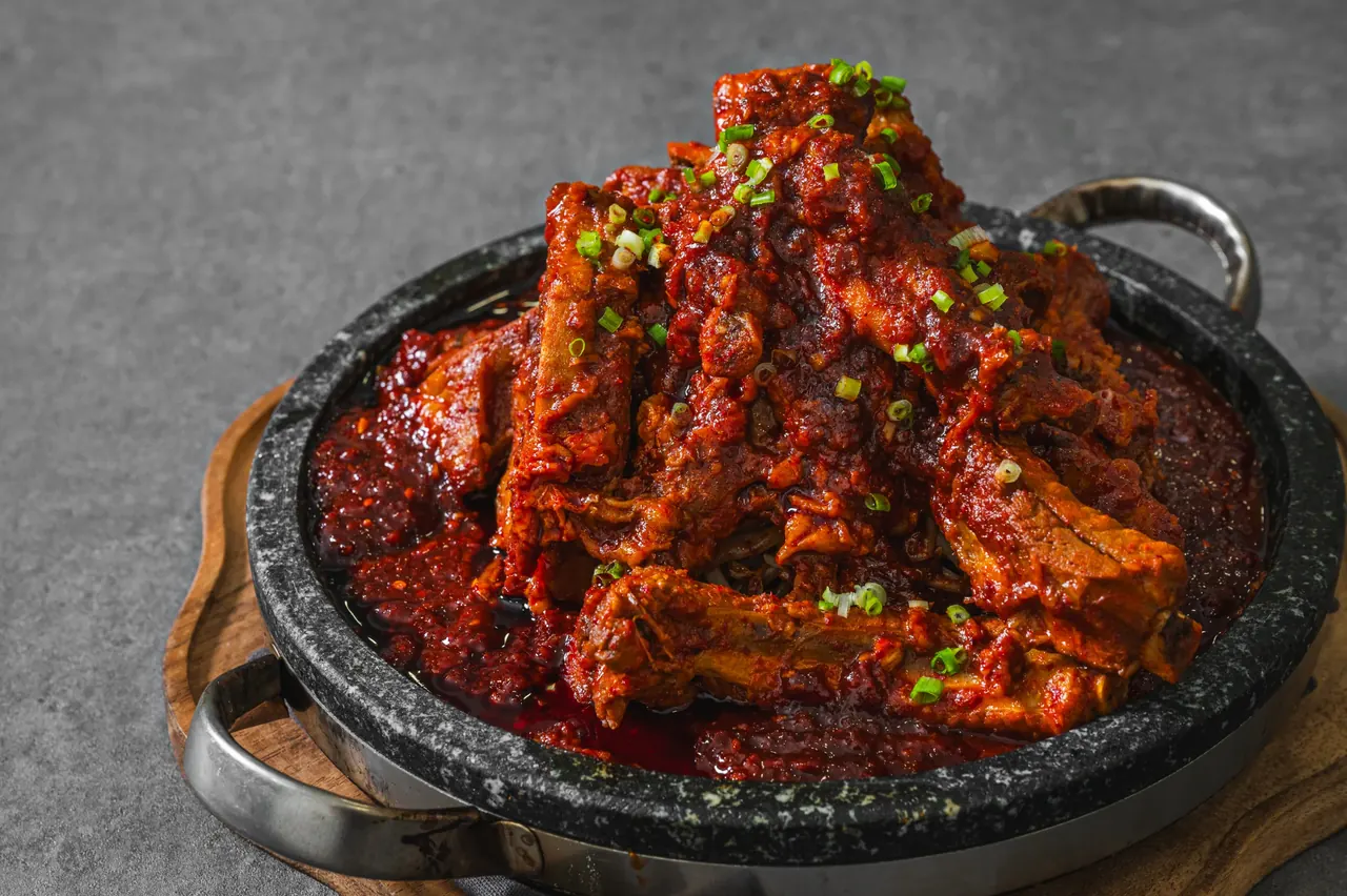 양념을 입힌 등갈비 구이 돌판