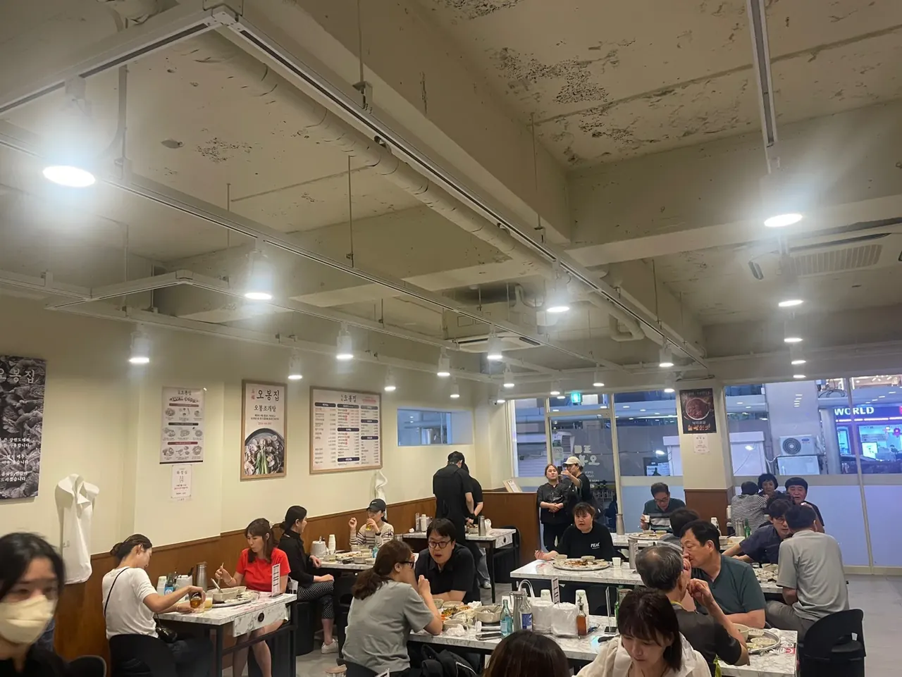 천장 조명이 밝은 오봉집 매장 홀