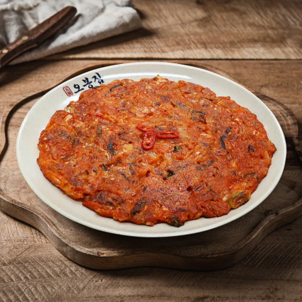 접시에 담긴 붉은 김치전