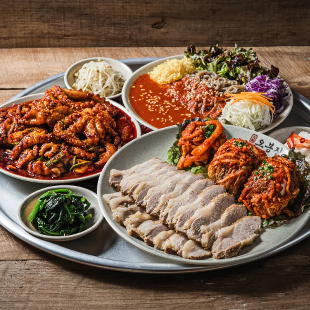 낙지볶음과 수육, 쌈 채소를 함께 담은 모둠 한상