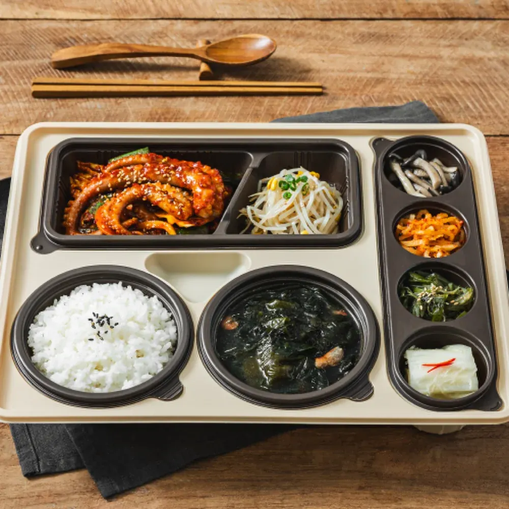 낙지볶음과 밥, 국, 반찬을 칸칸이 담은 도시락