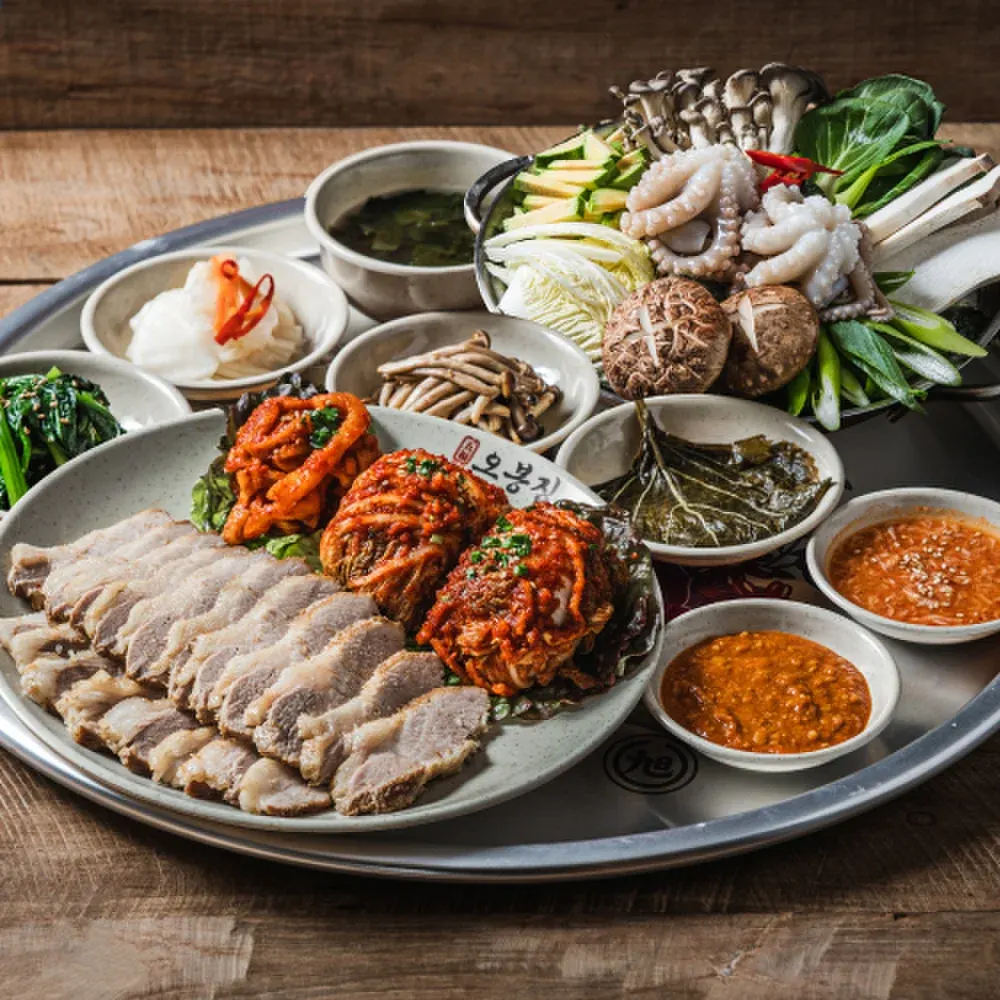 수육과 낙지, 버섯과 채소를 곁들인 상차림